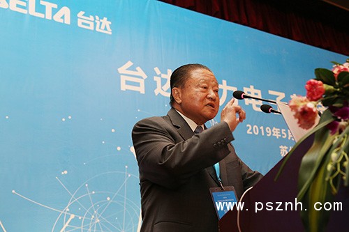 2-臺達創(chuàng)辦人暨榮譽董事長鄭崇華先生強調(diào)，我國電力電子學(xué)科的蓬勃發(fā)展，離不開師生的共同努力